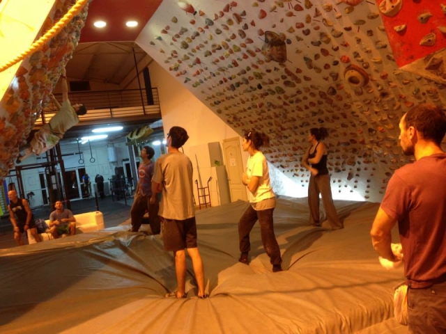 jovenes en las colchonetas del rocodromo el muro